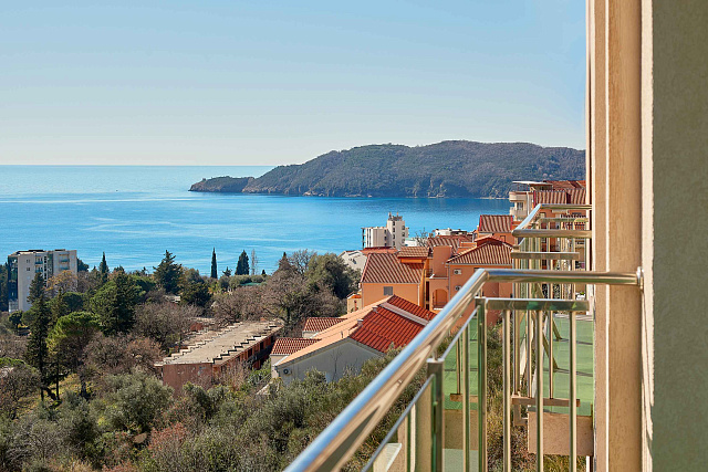 Apartments with sea views in a new building in Becici — photo 5